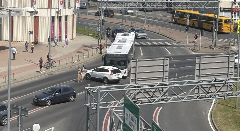 Csuklós busz és autó ütközött az Árkádnál