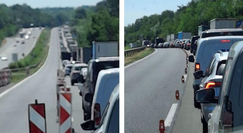 Gigadugó: Továbbra is kígyózik a kocsisor az M7-esen - helyszíni fotó