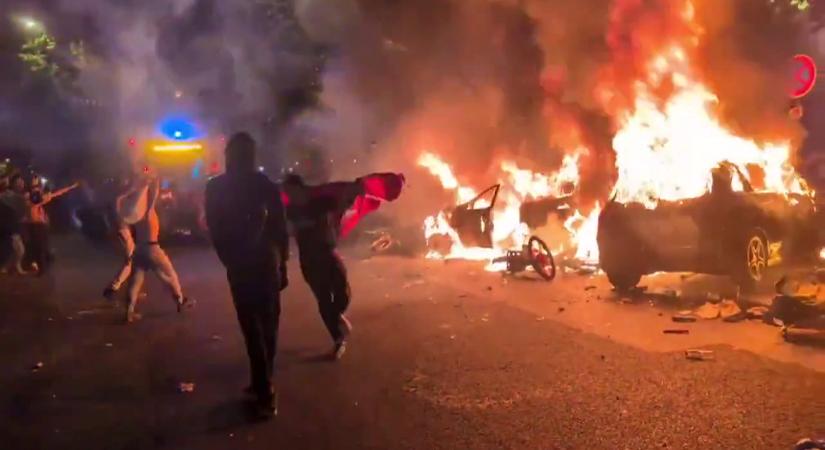 Hordaként őrjöngő migránsok támadtak és borították lángba Párizs utcáit  videók