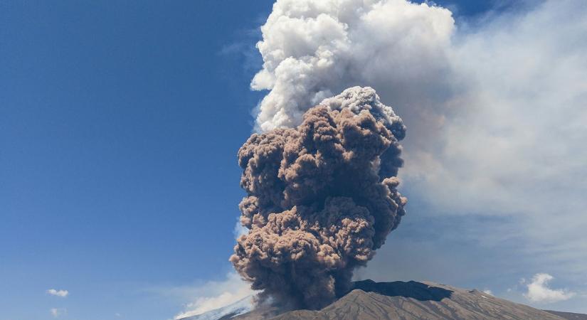 Tűz és hamu ömlik az Etna kürtőjéből – látványos kitörés rázta meg Szicíliát
