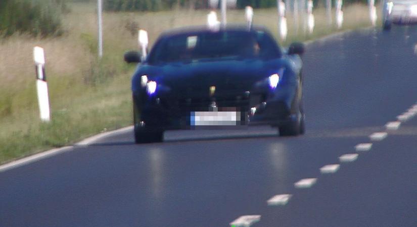 Nem találod ki, mennyivel száguldozott egy Ferrari a 83-ason!