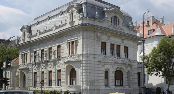 Földön hagyott aktatáska miatt riasztották a tűzszerészeket a Fidesz székházához