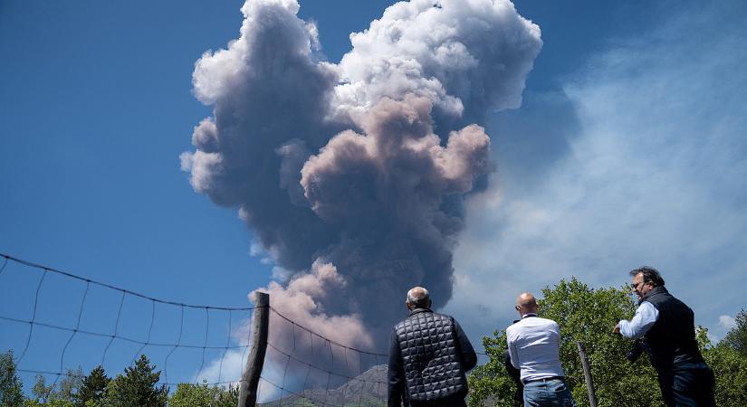 Fejvesztve menekülnek a turisták, kitört az Etna