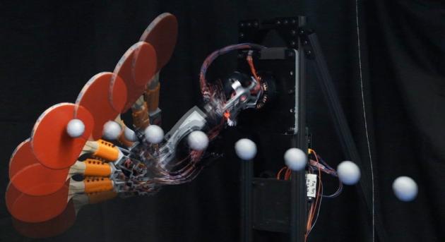 Pörgetni és lecsapni is tud az MIT pingpongozó robotkarja