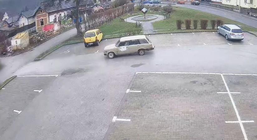 Ózdi driftkirály: őrült autós rallyzott egy lakóövezetben - videóval