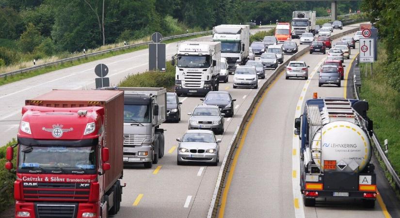 Két kamion és egy kisteherautó ütközött össze az M1-esen, egy ember meghalt
