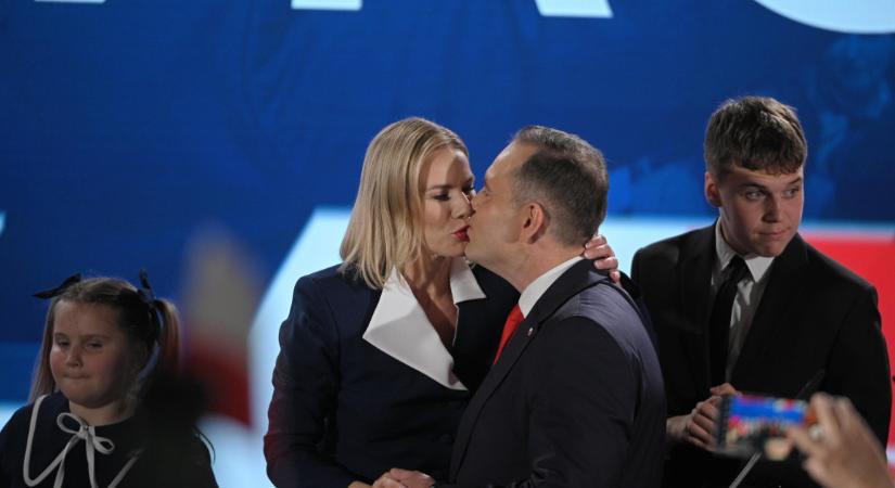 A nap képe: nem szégyenlősködött a színpadon az új lengyel államfő