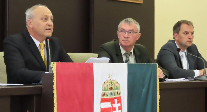 Önkormányzati cégekről tárgyaltak a városvezetők Kapuváron, elfogadták a zárszámadást