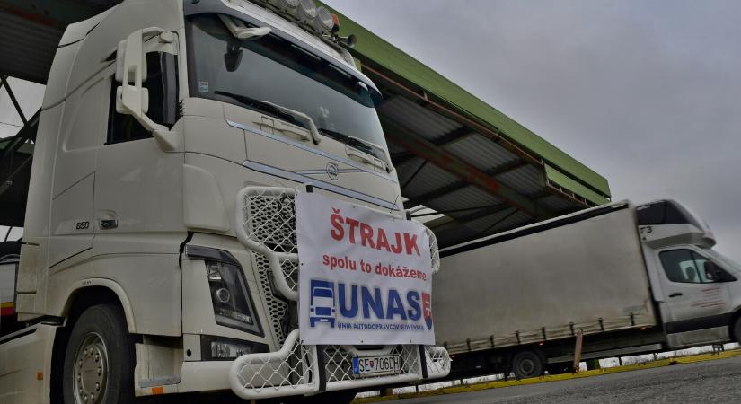 Befejezték tiltakozó akciójukat a fuvarozók a szlovák–cseh határátkelőn