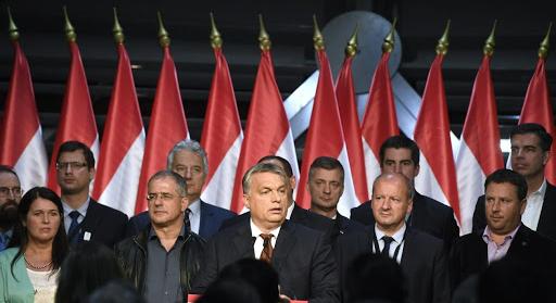 Gyanús aktatáska miatt riasztották a tűzszerészeket a Fidesz-székházhoz