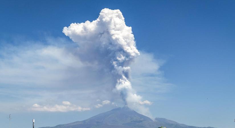 Kitört az Etna, a turisták menekülnek, Catania polgármestere mindenkit nyugtat