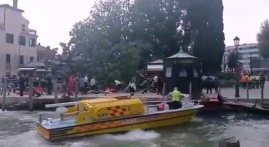 Turistákra dőlt egy fa Velencében