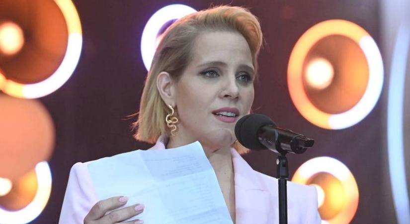 Tóth Vera dögösen dekoltált pink szerkóban: totál dr. Szöszi volt a díjátadón