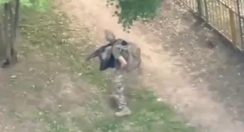 Harkivban katonai egyenruhás férfi lövöldözött lakóházak közelében – őrizetbe vették