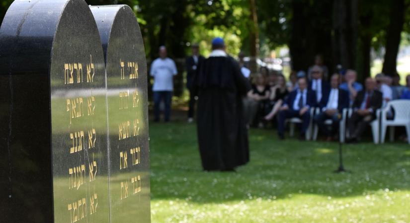 A holokausztra emlékeztek Óváron: soha többé soá! – fotók