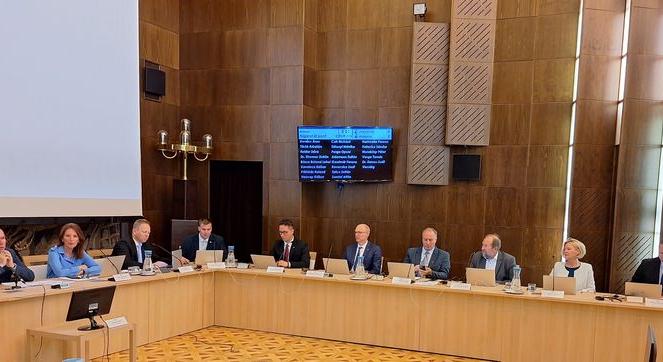 KÖZGYŰLÉS – Ellenzéki képviselők kérdeztek