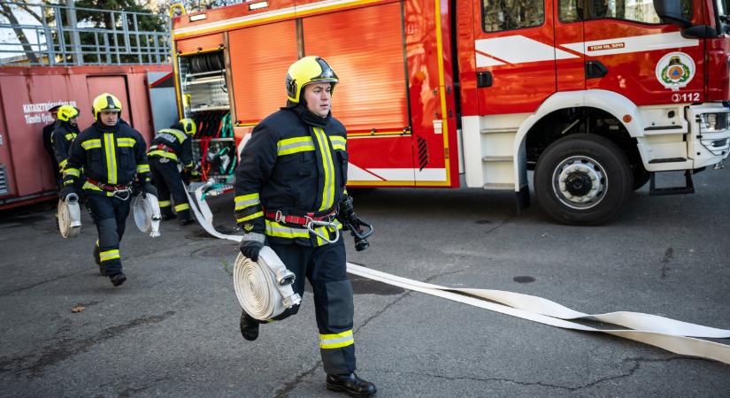 Vadonatúj járművekkel bővül a tűzoltók flottája, sokat könnyítenek majd a munkálatokon