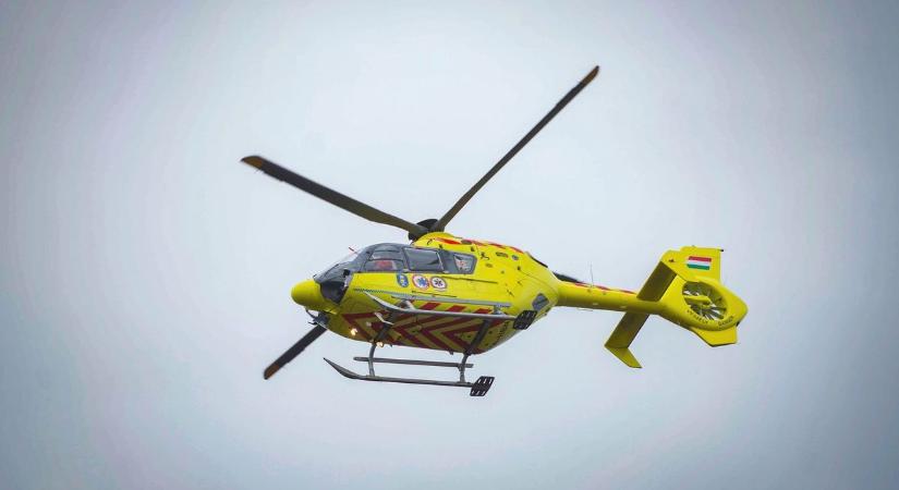 Balesetek az M1-esen: az egyik tragédiával végződött, a másikhoz mentőhelikopter is érkezett