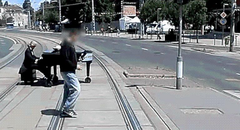Guruló zongora hajtott át a villamos előtt a 13. kerületben
