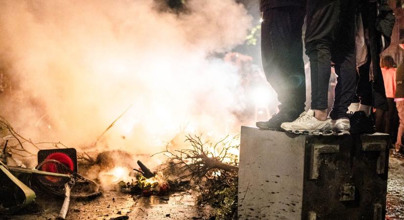 Fidesz-frakció: lllegális migránsok miatt voltak utcai harcok Párizsban