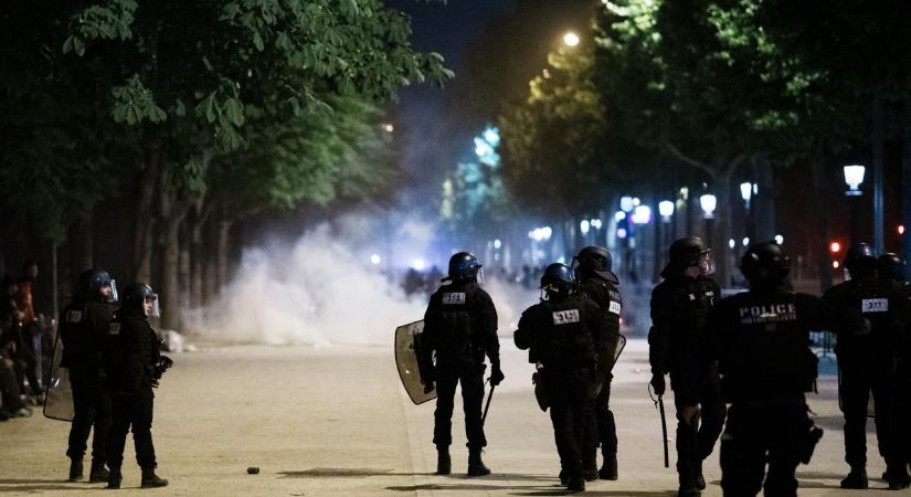 Fidesz frakció: A párizsi események ismét megmutatták, hogy mi történik, ha egy országot ellepnek a bevándorlók