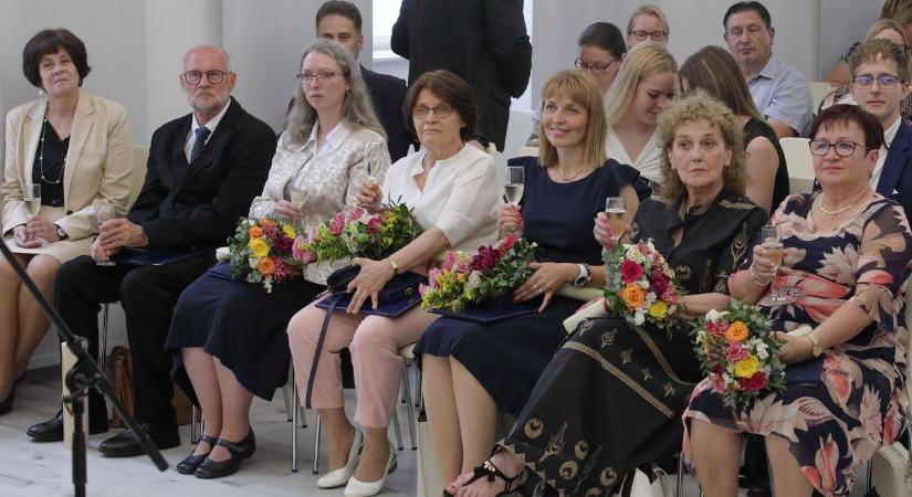 Székesfehérvár pedagógusai előtt tisztelegtek, kiemelkedő munkájukat elismerték és megköszönték (galéria)