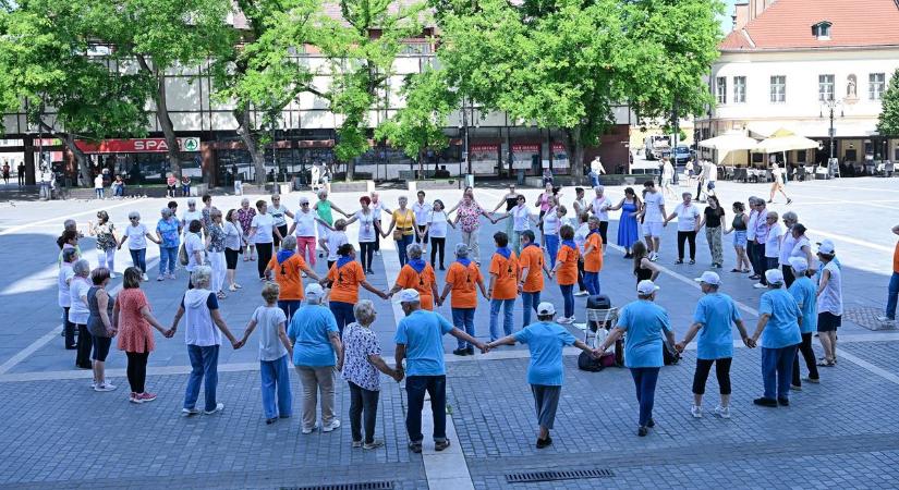 Örömtánccal a memóriáért - a Dobó téren ropták a nyugdíjasok
