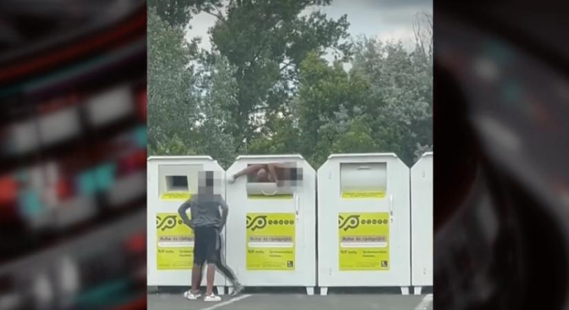 Bemásztak a ruhaadományozó konténerbe és kipakolták őket