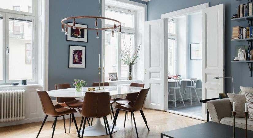 70 m2-es skandináv lakás modern megoldásokkal fehér bútorokkal halványkék falszínnel