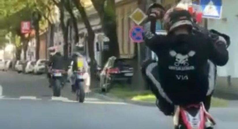 Egykerekező, balesetveszélyes motorosok tartják rettegésben Szombathely közlekedőit - videó