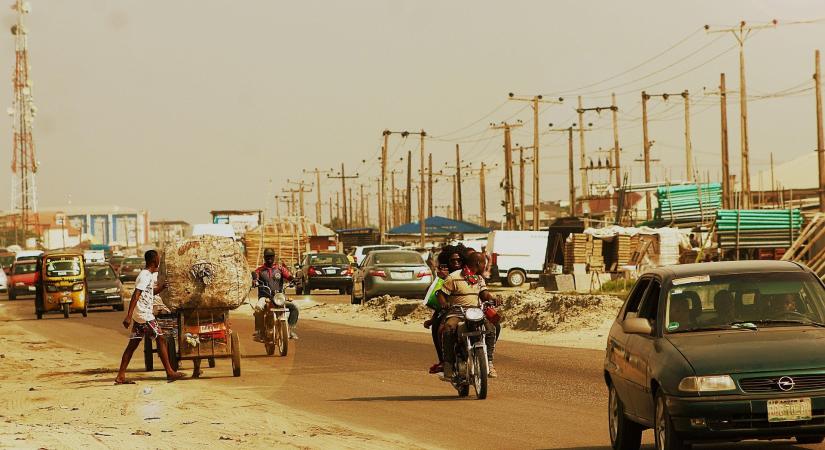 Véres merénylet Nigériában: pokolgép robbant a buszpályaudvaron, 9-en meghaltak, sok a sebesült