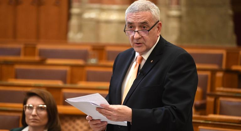 Eredetileg az állampolgárság megszüntetését írta Halász János az állampolgárság felfüggesztéséről szóló törvénybe