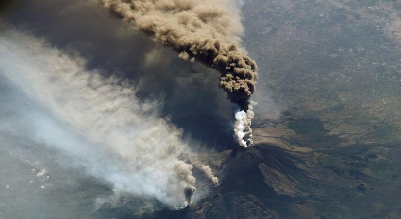 Ébredezik az Etna - Beomlott az egyik kráterperem, hatalmas riadalom a vulkánon tartózkodó turisták között - videó