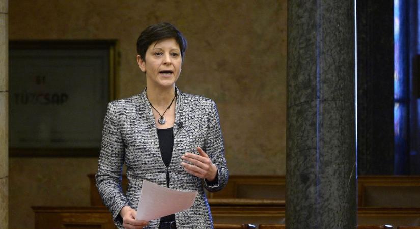 Hatalmas öngólt rúgott Szél Bernadett