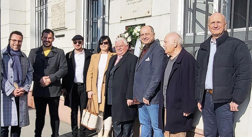 Ünnepség a Gundel-emléktáblánál