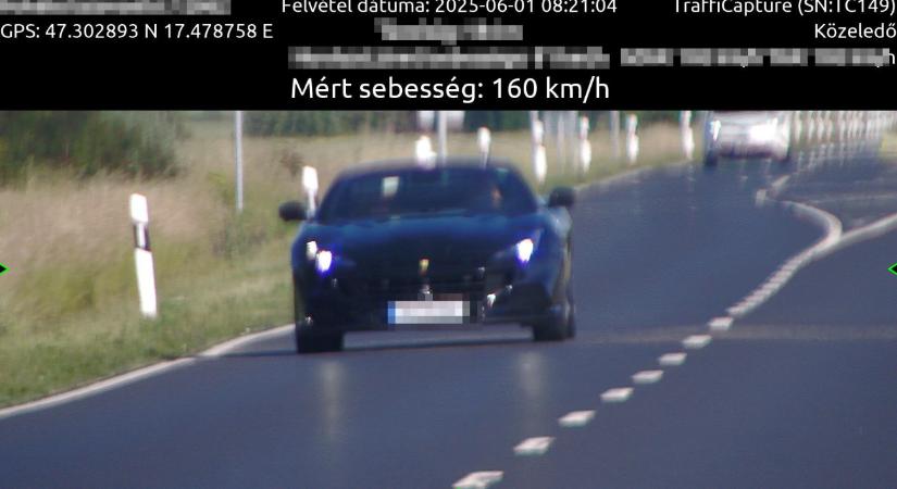 Ferrarit fogtak a pápai rendőrök – ahhoz képest nem is ment gyorsan…