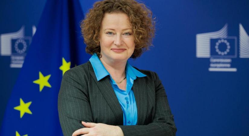Kivár, de követi a magyar eseményeket az Európai Bizottság