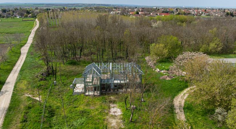 Elhagyatott épülettorzók, köddé vált cégek: nem épülnek a bölcsődék, amikre százmilliókat adott az Európai Unió