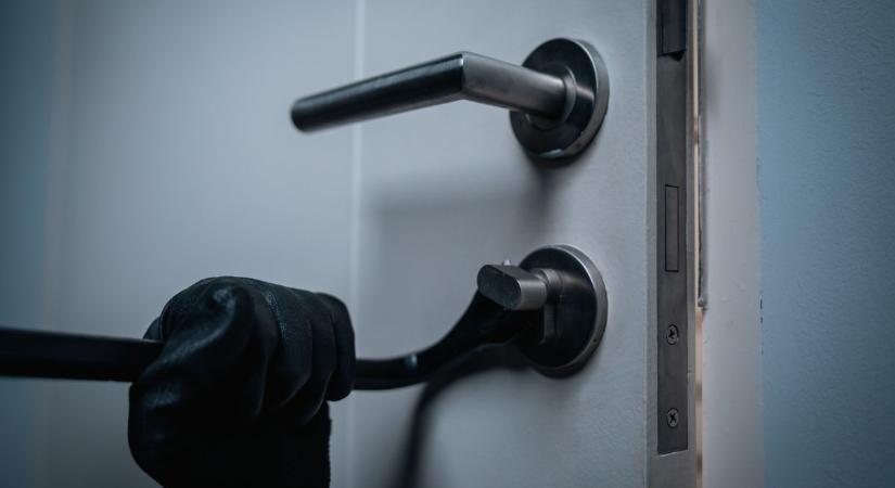 Sötét alak bukkant fel az újszászi háznál az éj leple alatt, gyorsan akcióba is lépett