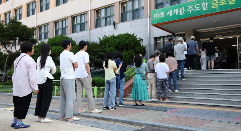 Most véget ér Dél-Koreában a politikai zűrzavar