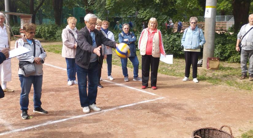 Nyugdíjasok játékos vetélkedője hét állomáson a Sportligetben