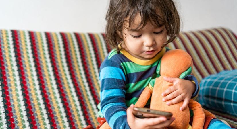 A gyerekek digitális világban való nevelése – hol a határ a képernyőidővel?