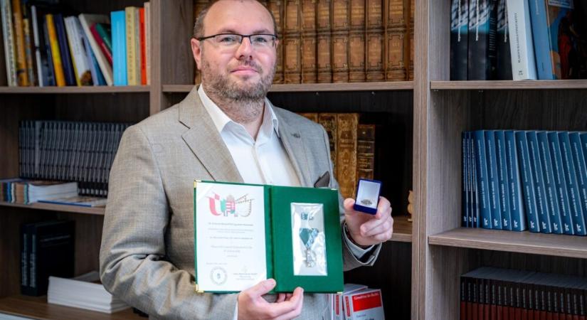 Két rangos elismeréssel tüntették ki dr. Kelemen Rolandot, a Széchenyi István Egyetem oktatóját