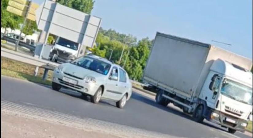 Nem hiszed el mit csinált ez az autós a székesfehérvári körforgalomban – videóval