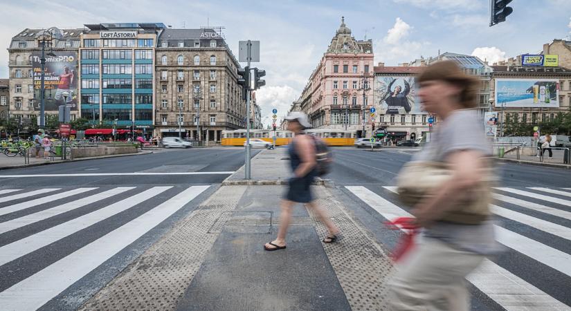 Tiltja a gyalogosok mobilhasználatát az új KRESZ