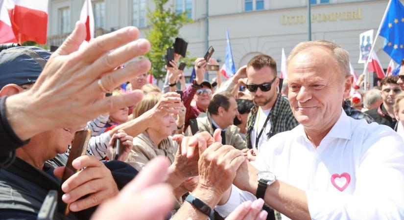 Bizalmi szavazást kezdeményez kormánya ellen Donald Tusk