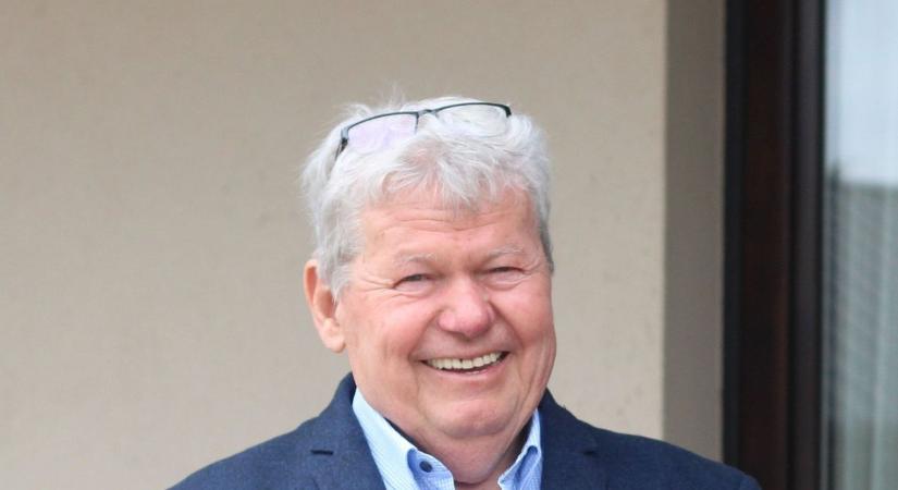 Videóban gratulál az országgyűlési képviselő a helyi cukrászda tulajdonosának