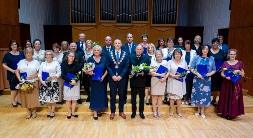 A pedagógusokat díjazták Szombathelyen