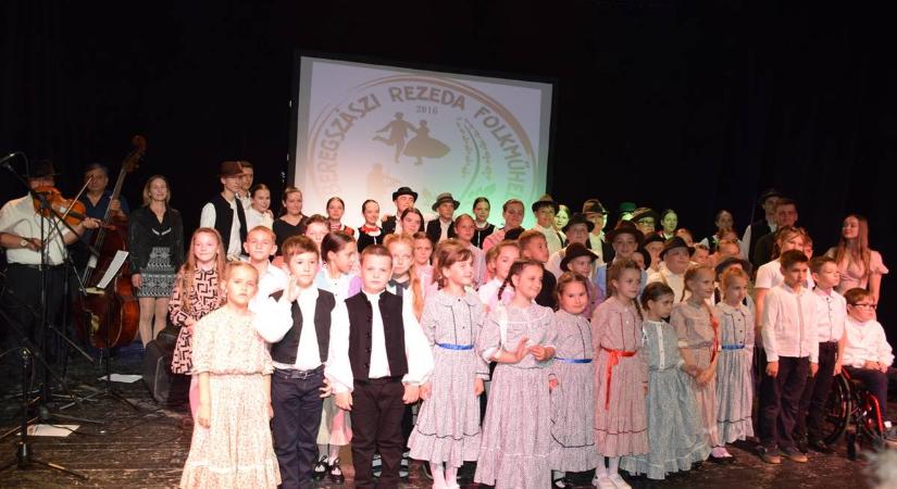 A Beregszászi Rezeda Folkműhely évzáró gálakoncertjén - Az ifjú tehetségek meghódították a szíveket
