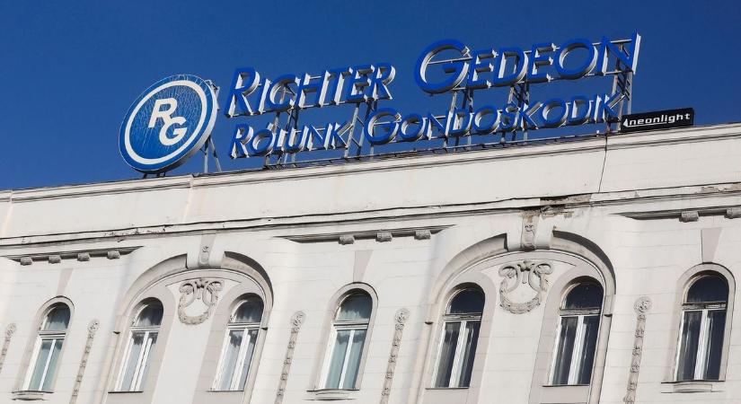 Bezuhant a Richter, felkészül a Mol